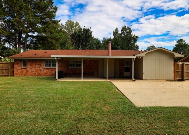 Building Photo - 620 Sandhurst Dr