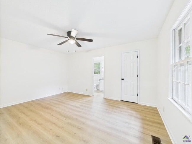 Building Photo - 1167 Roundtable Ln