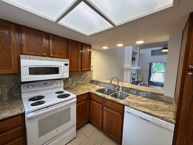 Building Photo - 222 Woodlake Wynde