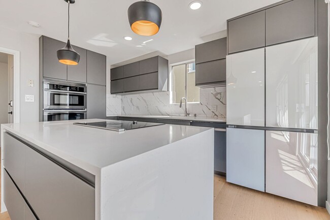 Building Photo - Stunning Three Bedroom Home in Westwood Hi...