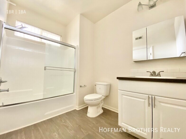 Building Photo - 251 Robinson St