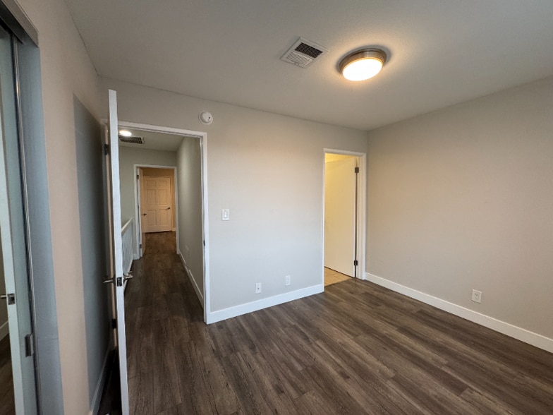 Building Photo - 514 E Valencia Ave