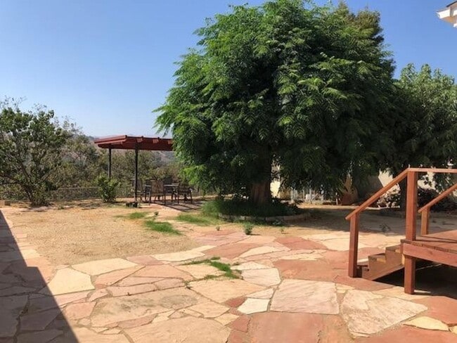 Building Photo - Oak View- Three bedroom home with Mountain...
