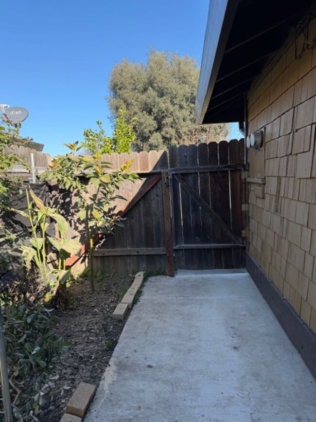 Building Photo - 77-79 West Clover St