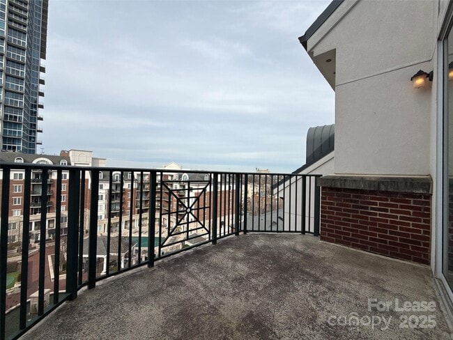 Building Photo - 300 W 5th St