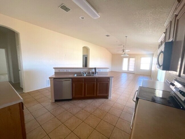 Building Photo - Ready For Move In - Large & Roomy 1 Story 4 Bed 2 Bath in NW San Antonio - Must See!