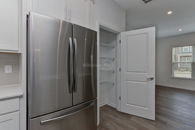 Building Photo - Beautiful 3BD/2.5BTH Townhouse with Commun...