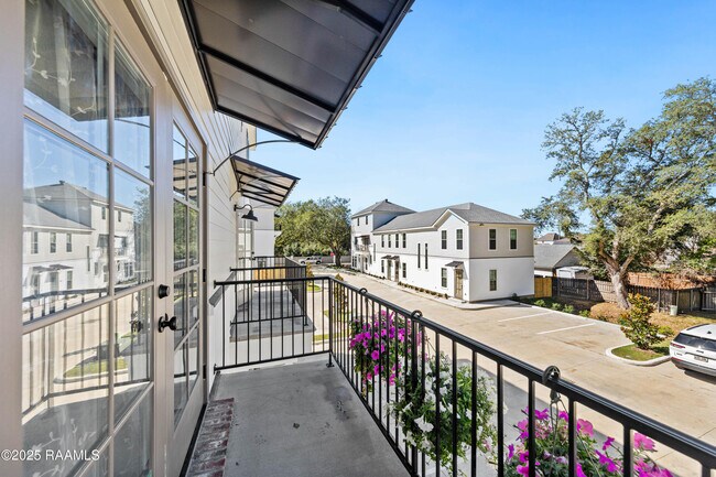 Building Photo - 206 Steiner Oaks