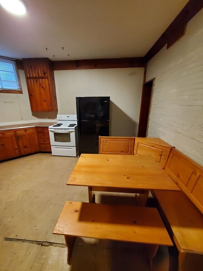 Building Photo - Large 1 bedroom remodeled apartment, washer/dryer hookups