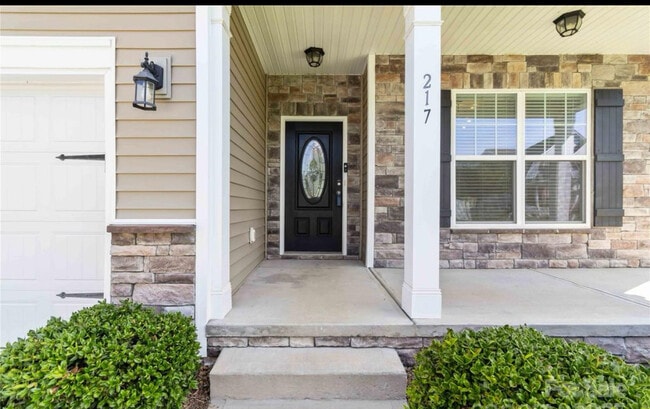 Building Photo - 217 Hydrangea Dr