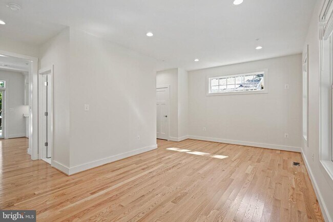 Building Photo - 922 Waterview Dr