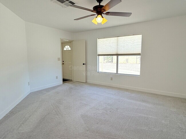 Building Photo - 4536 E Cheyenne Dr