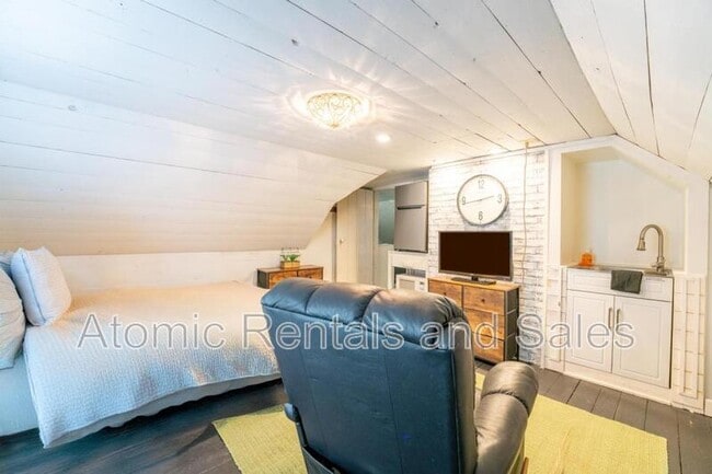 Building Photo - 714 E Jefferson St