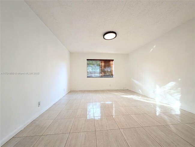 Building Photo - 310 Lakeview Dr
