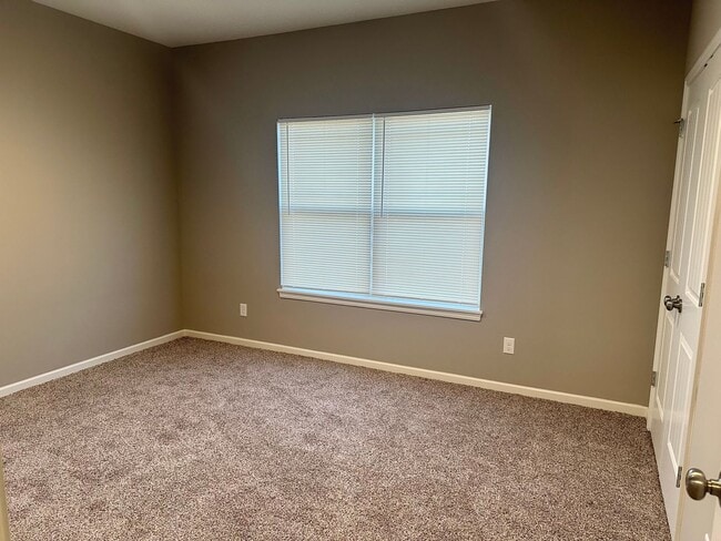 Building Photo - 2 Bed 1 Car Attached Villa in Blue Springs