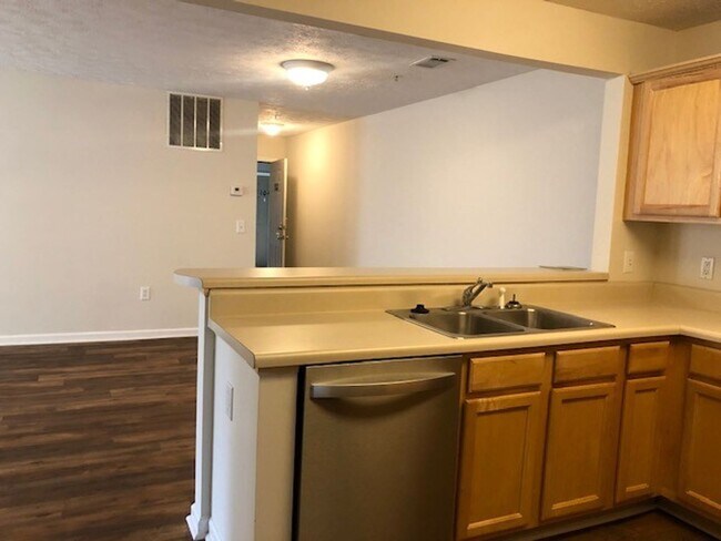 Building Photo - 1385 S Donahue Dr