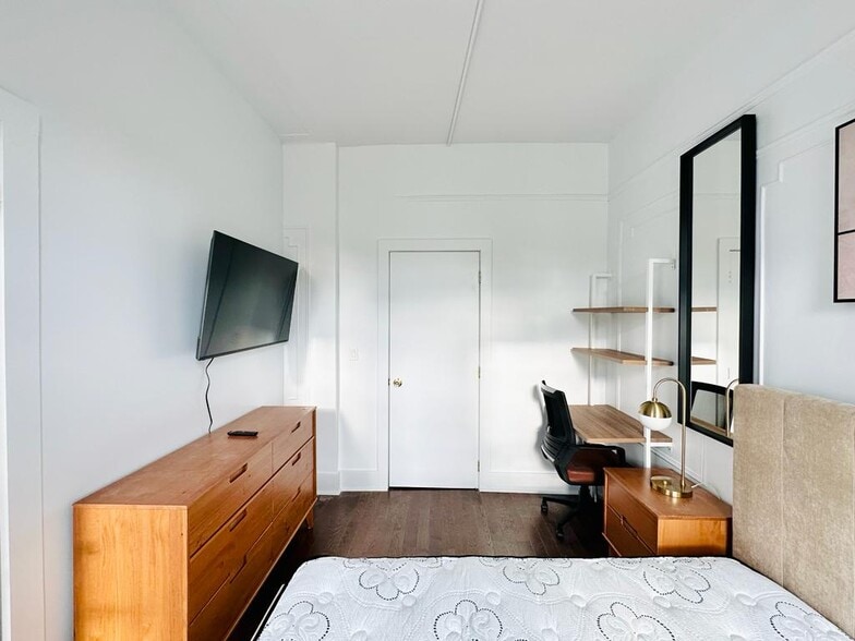 Building Photo - Furnished room/NOT APARTMENT