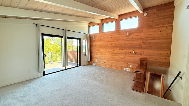 Building Photo - 18 S Trail