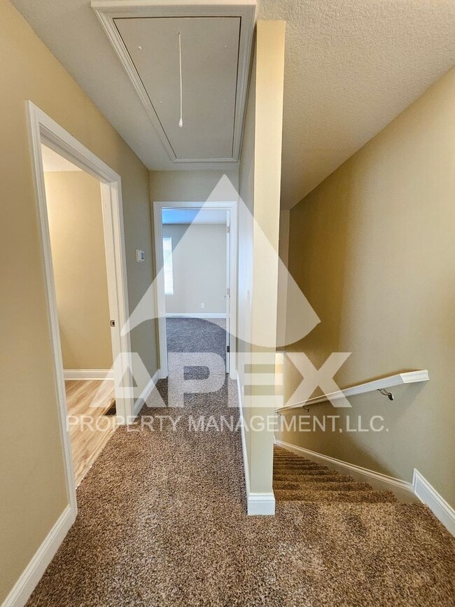 Building Photo - AVALON TOWNHOMES – LIKE NEW - 2 Bd/2.5 Ba Townhome off Topside Road with convenient access to Mar...