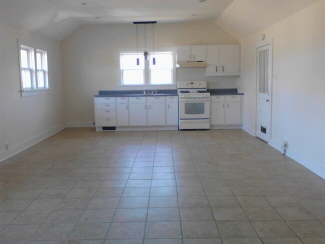 Building Photo - 205 N Cedar St