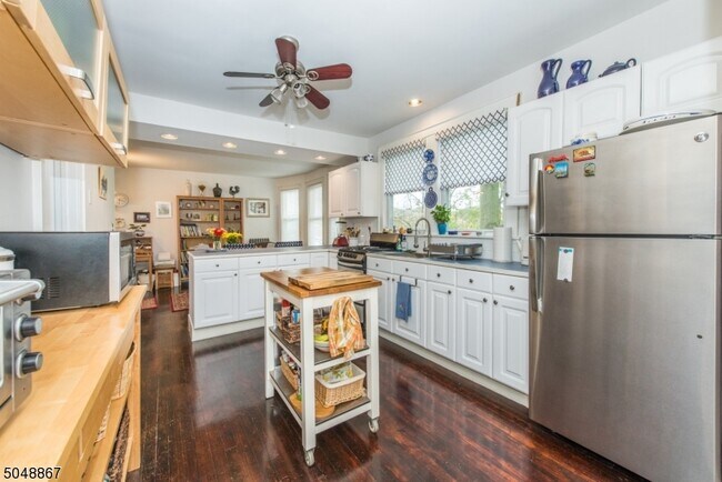 Building Photo - 116 Baldwin St