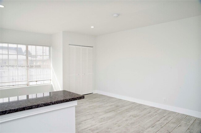 Building Photo - 4105 N Ocean Dr