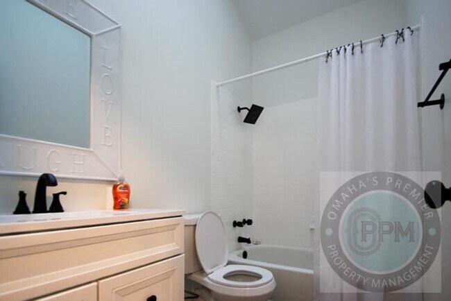 Building Photo - Spacious 4-bedroom, 3-bath home in Omaha