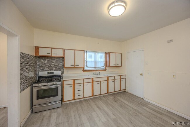 Building Photo - 62 Sweet Ave