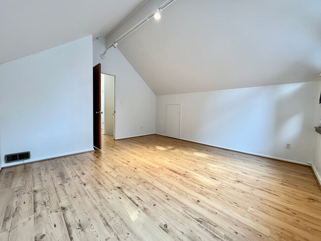 Building Photo - Mid-Century Gem near Meadowbrook Park!