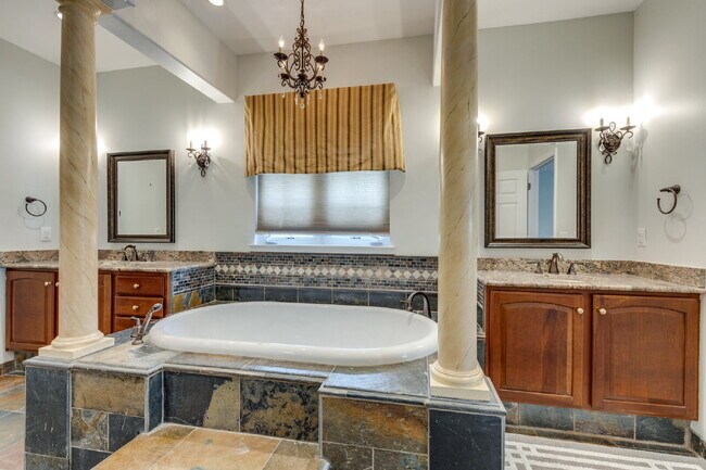Building Photo - Luxury, Location, and Lifestyle on Rolling...