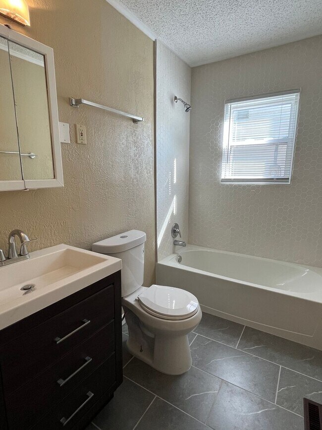 Building Photo - 3 bedroom near Riverside Parks Trail!!