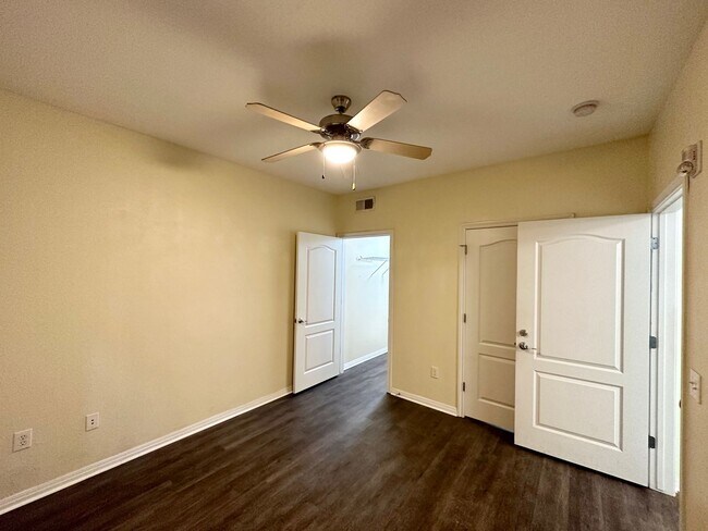 Building Photo - 2/2 Condo Near UT!