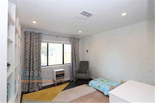 Building Photo - Centrally Located Mid-Century Contemporary Home