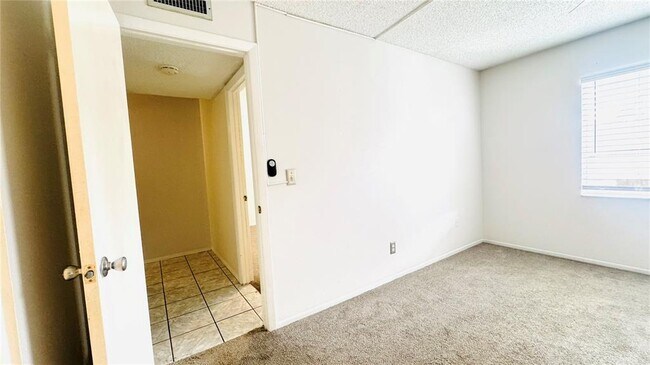 Building Photo - 5501 Pokeweed Ct