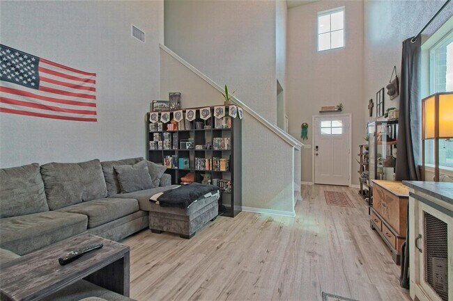 Building Photo - 513 Shiner Ln