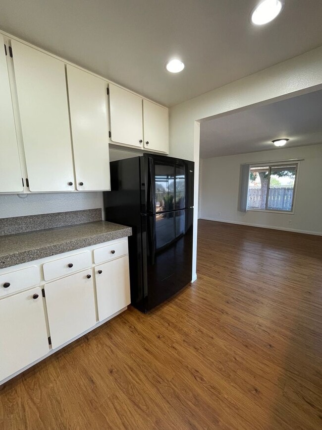 Building Photo - Terrific 3Br +/2Ba Single story house with...