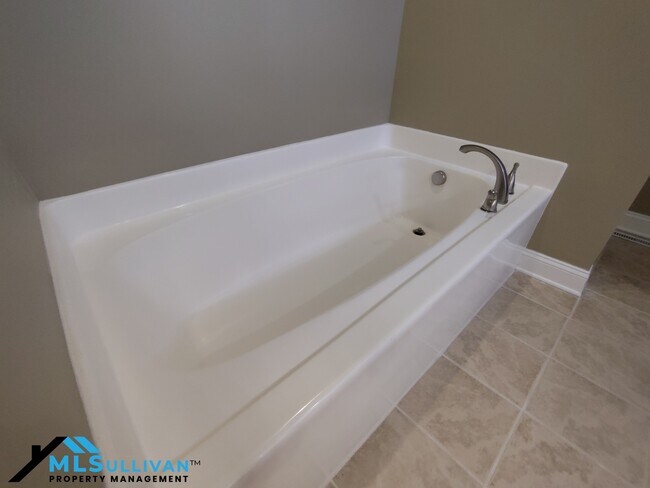 Building Photo - 279 Weaver Ridge Rd