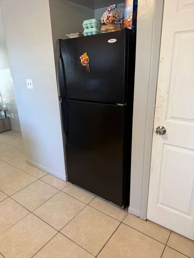 Building Photo - 38603 Naomi Ave