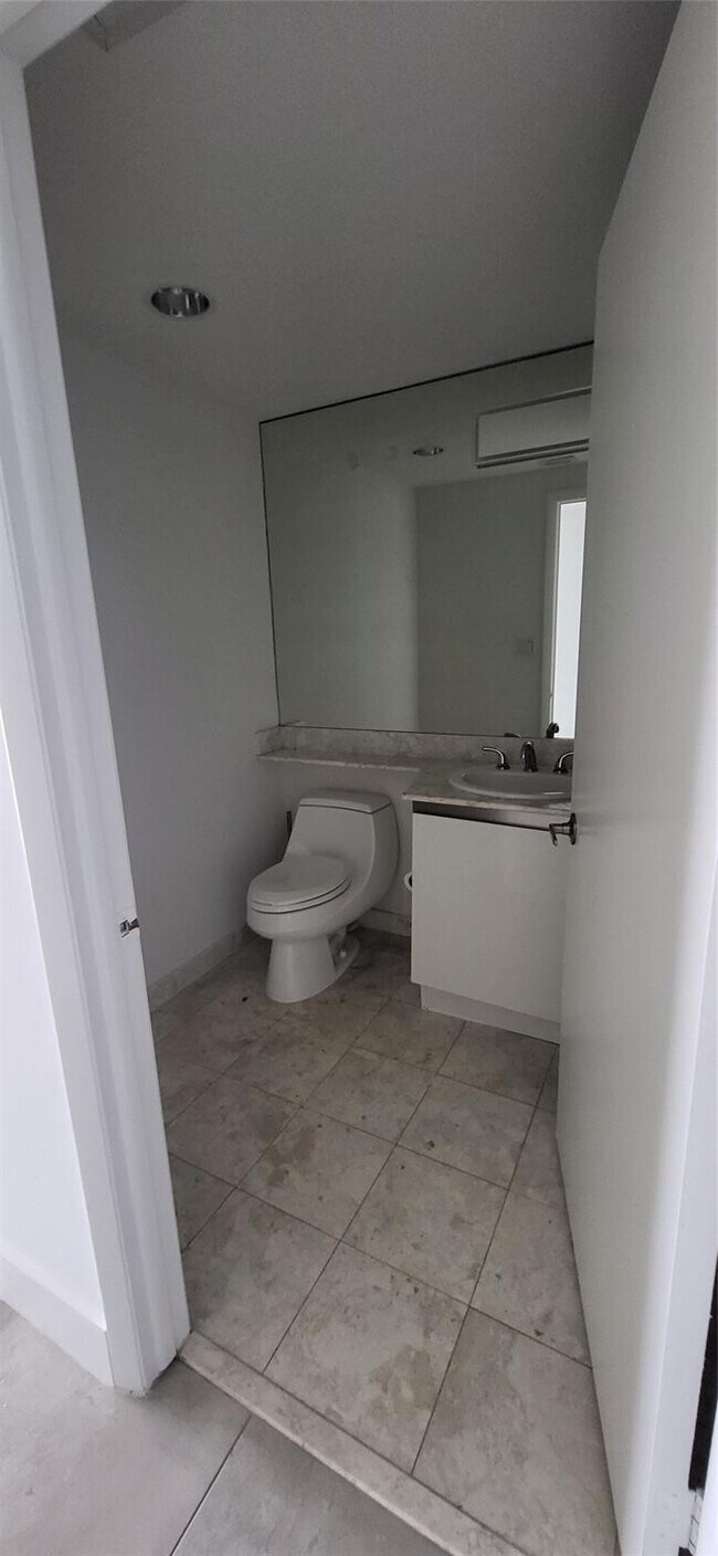 Building Photo - 2600 Island Blvd