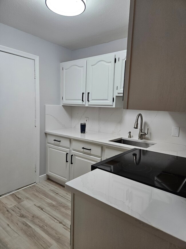 Building Photo - 4 Brook Rd