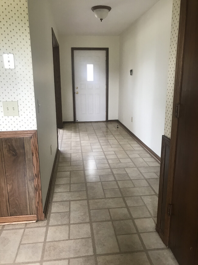 Main Entrance hallway - 5480 Beechwood ave