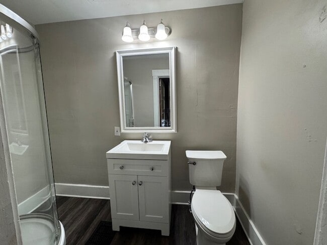 Building Photo - 2 Bed Updated Kitchen must See!