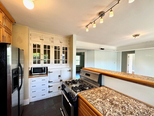 Building Photo - 505-507 W McMillan