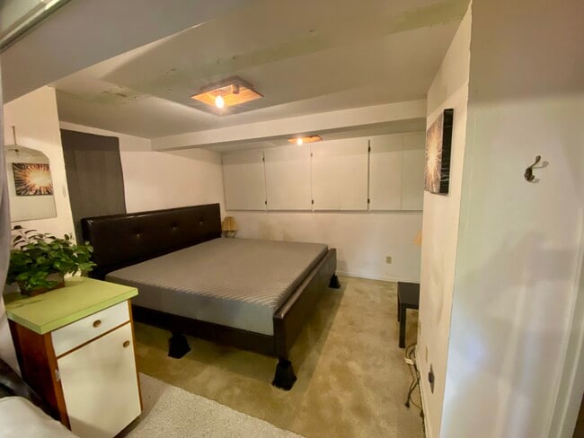 Building Photo - The Hawthorne Hideaway - Basement Unit