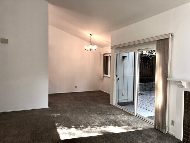 Building Photo - 2405 Deer Tree Ct
