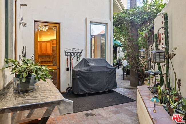 Building Photo - 15500 Sunset Blvd