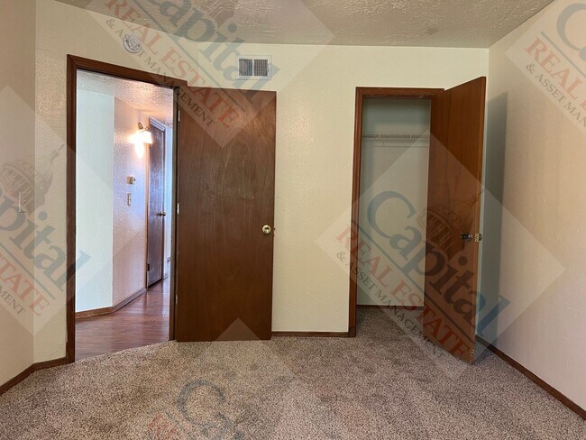 Building Photo - 1322 Glen Oaks Ct