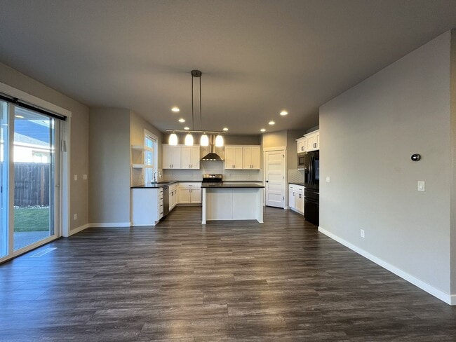 Building Photo - Expansive 2020 Forest Grove Home with 4 Bedrooms, Loft, Modern Kitchen & Covered Patio