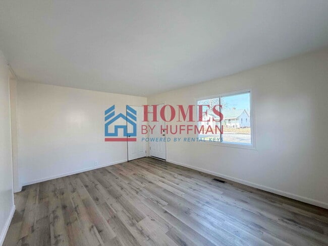 Building Photo - Three Bedroom House | Move in Ready