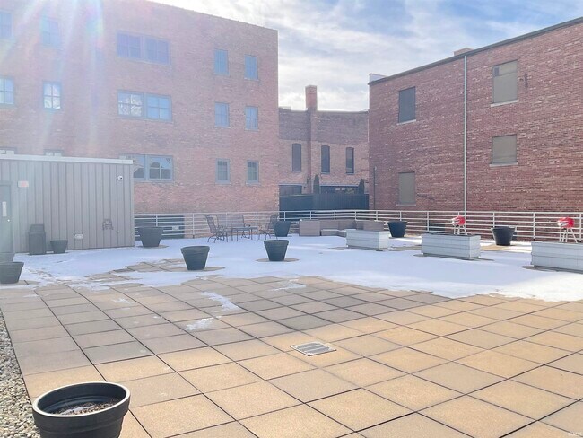 Building Photo - 112 W Washington Blvd